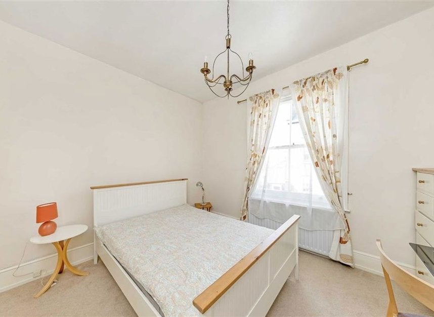 Flat Rosary Gardens in Greater London