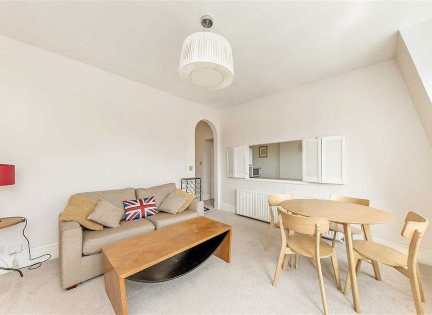 Flat Rosary Gardens in Greater London