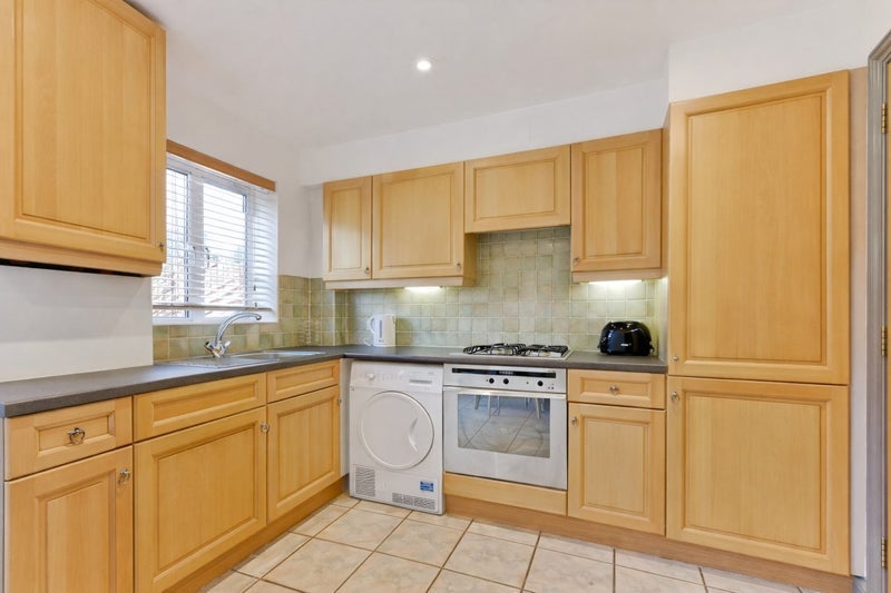 Room Tollington Way in Greater London