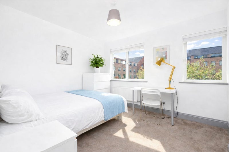 Room Tollington Way in Greater London