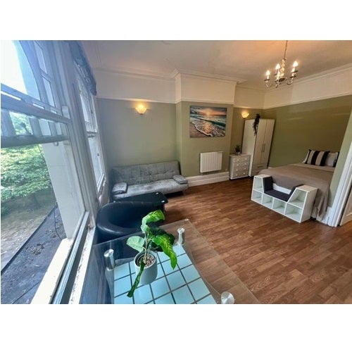 Flat Bedford Hill in Greater London