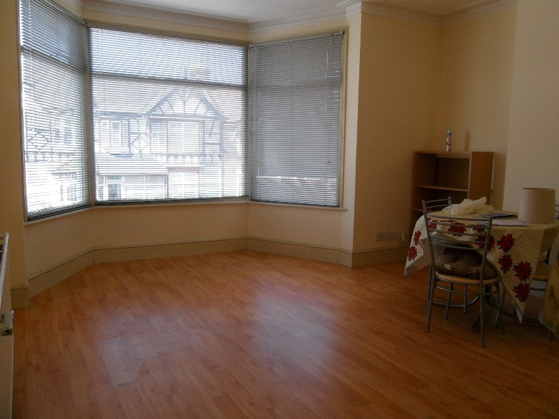 Flat Clarendon Gardens in Greater London