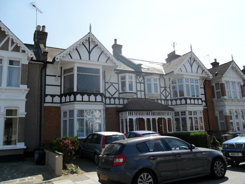 Flat Clarendon Gardens in Greater London