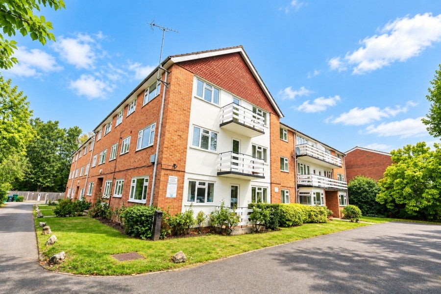 Flat Lovelace Gardens in Greater London