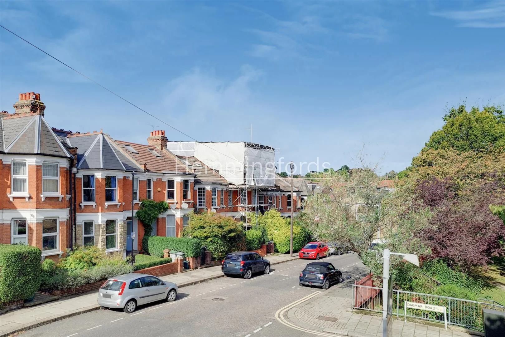 Flat Crescent Road in Greater London