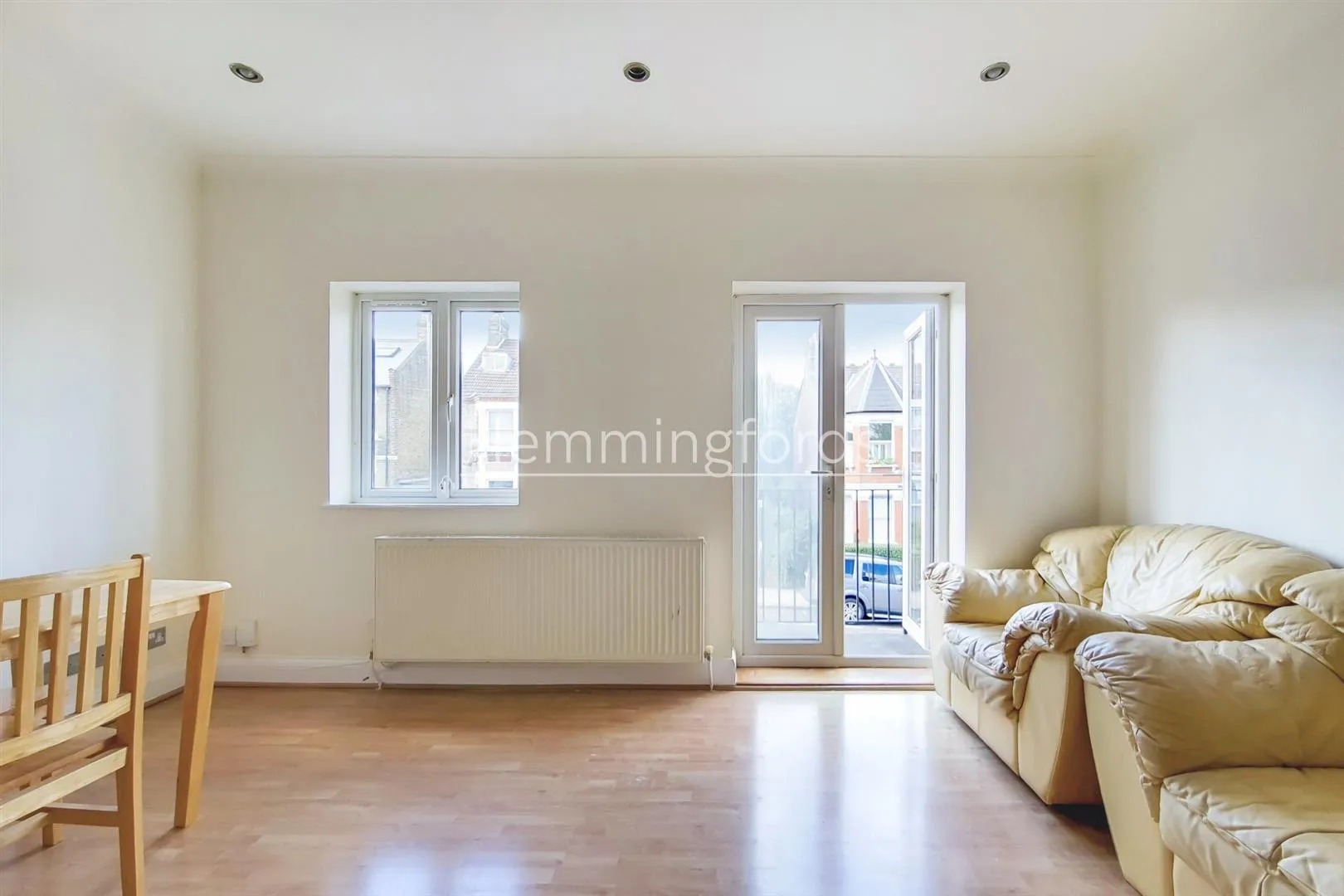 Flat Crescent Road in Greater London