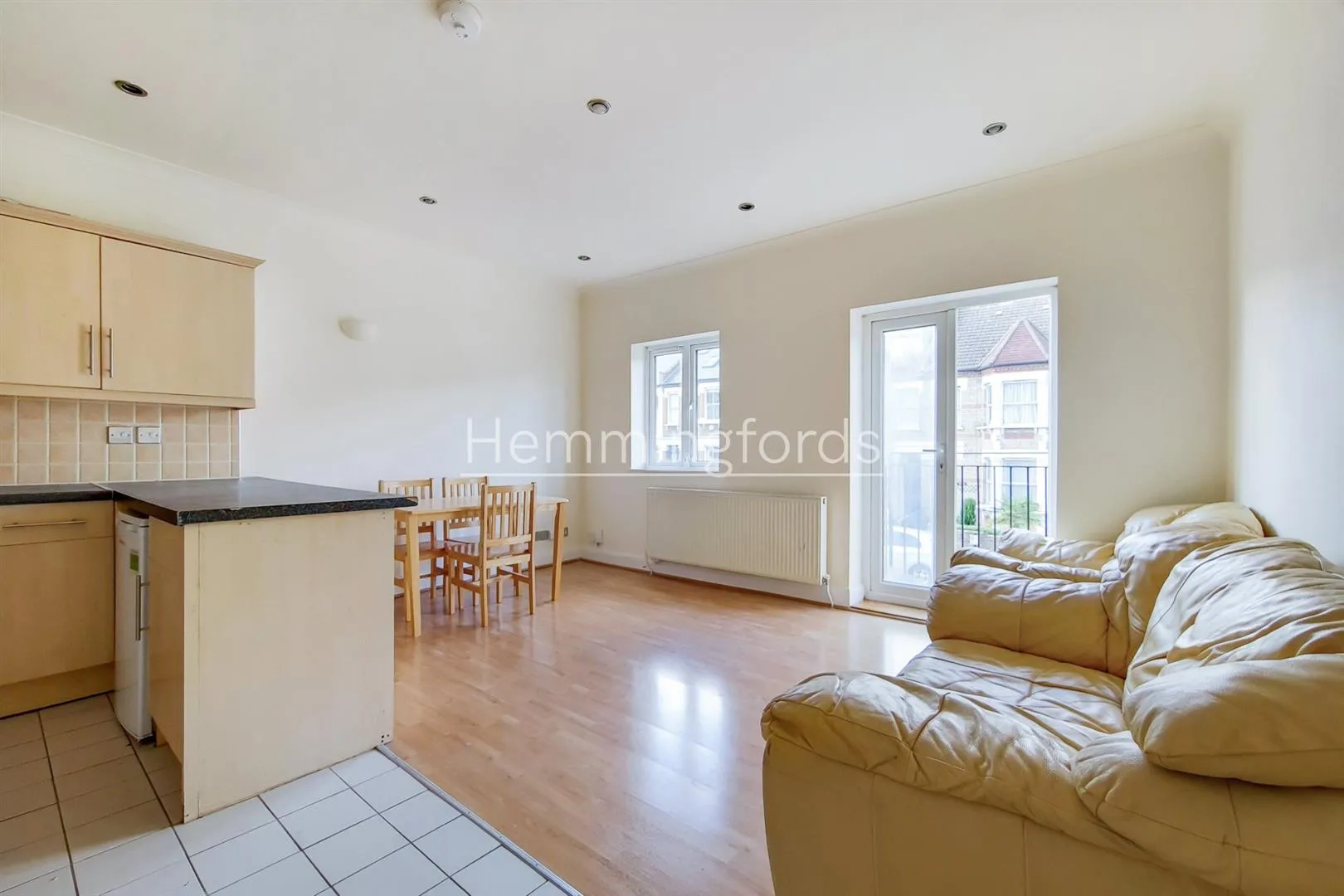 Flat Crescent Road in Greater London