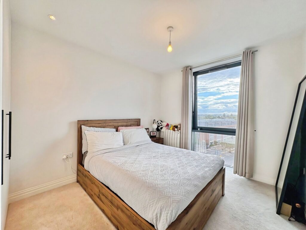 Flat Pembroke Broadway in Surrey Heath