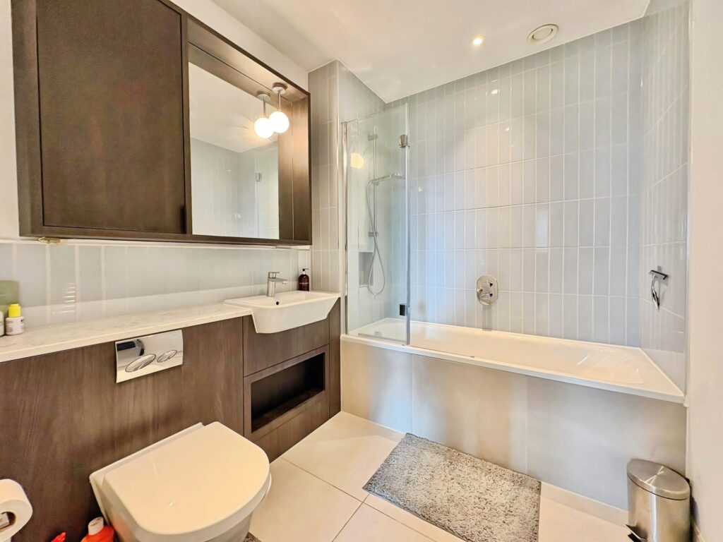 Flat Pembroke Broadway in Surrey Heath