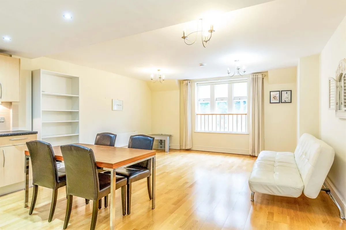 Flat Elmdale Road in Bristol