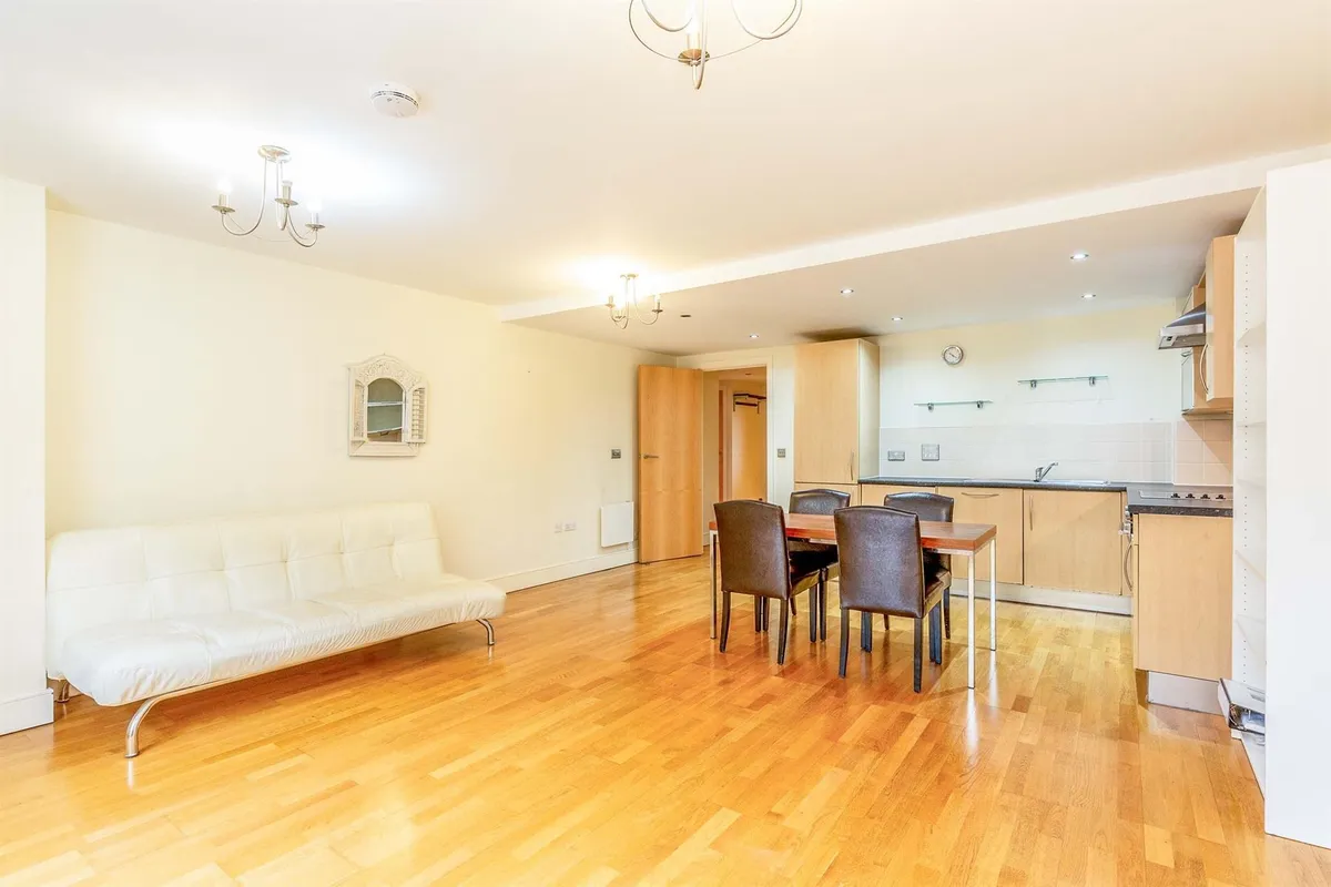 Flat Elmdale Road in Bristol