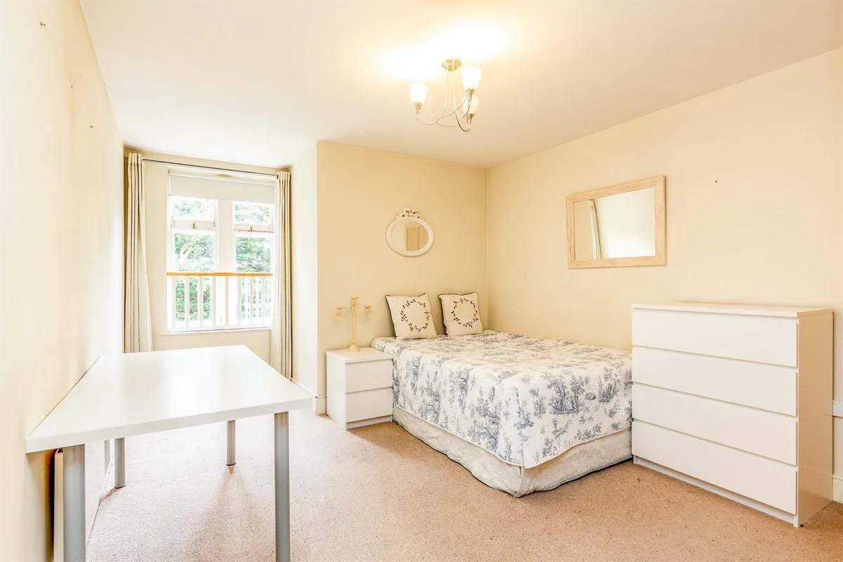 Flat Elmdale Road in Bristol