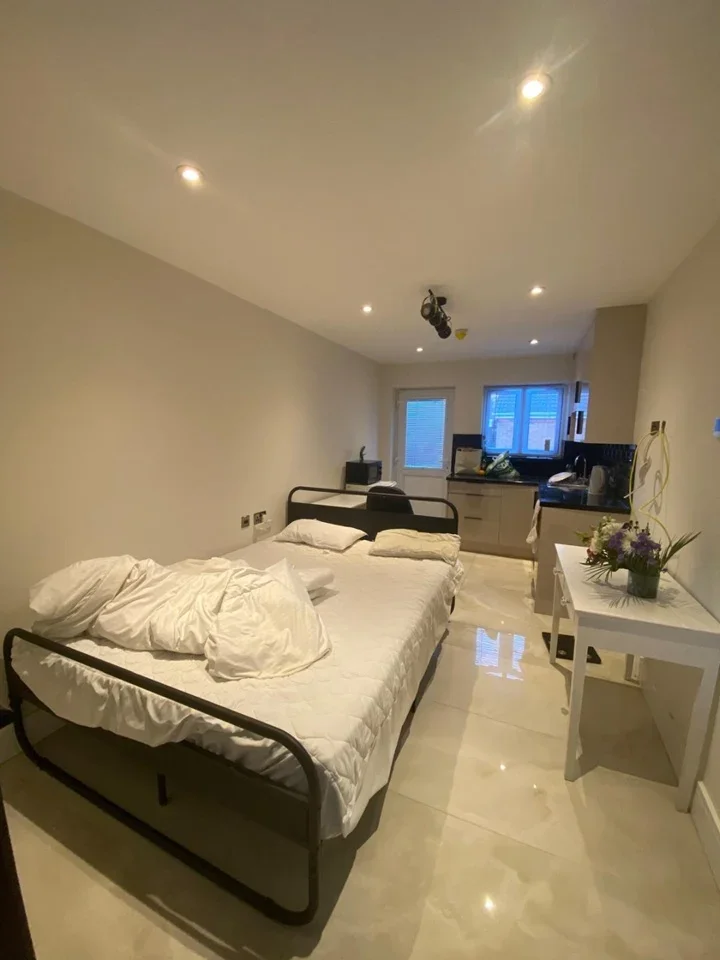 Flat Pleasant Way in Greater London