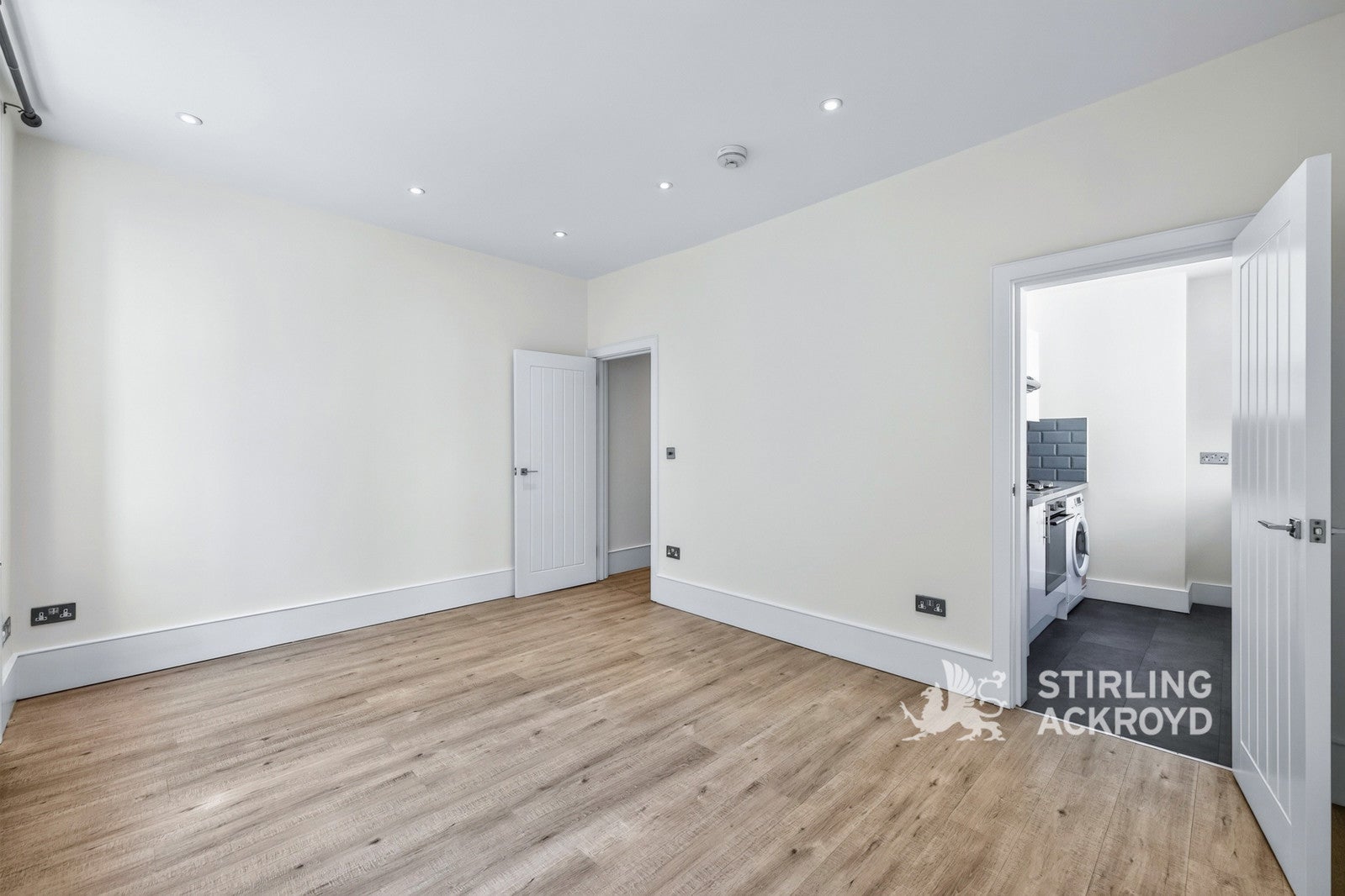 Flat Windmill Street in Greater London