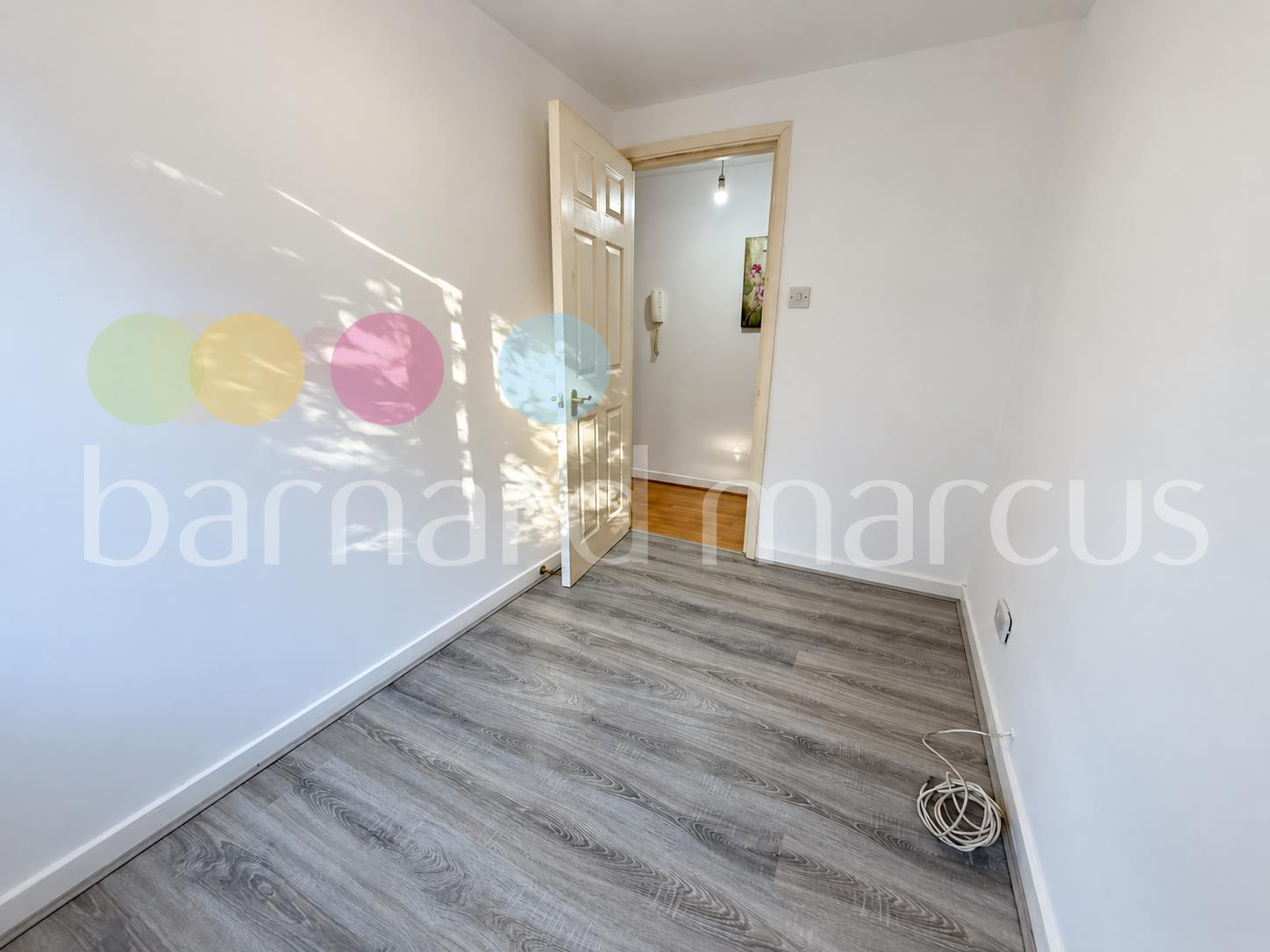 Flat Haling Park Road in Greater London