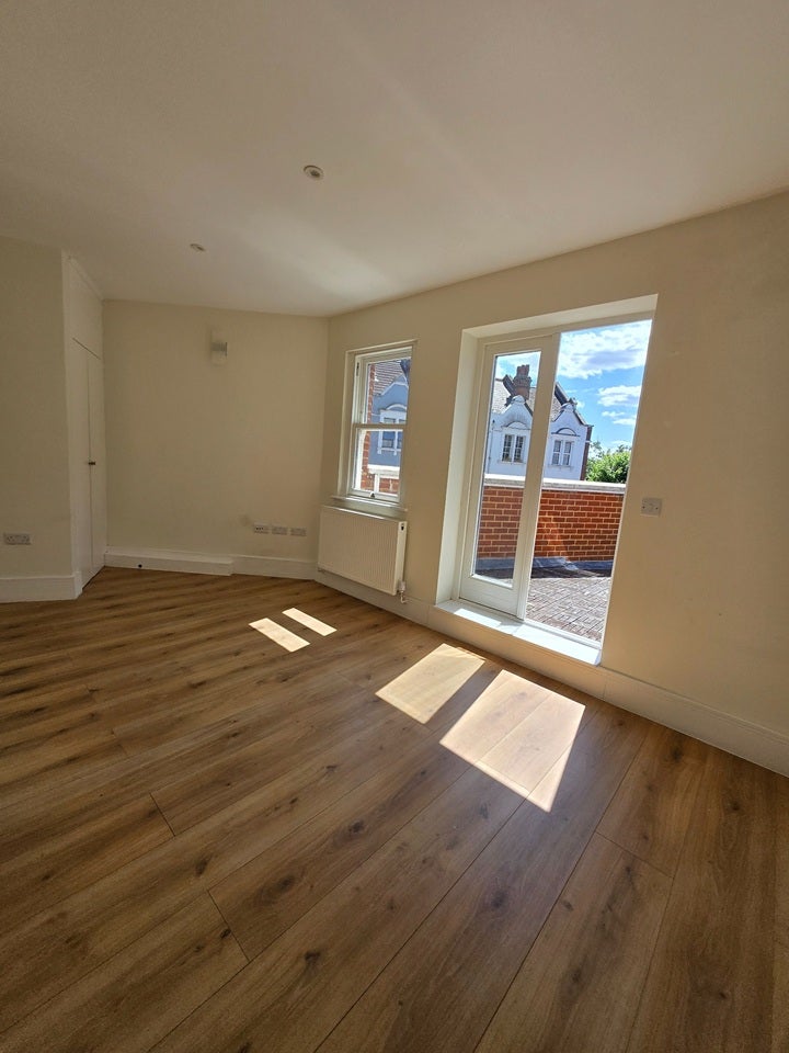 Flat Finchley Road in Greater London