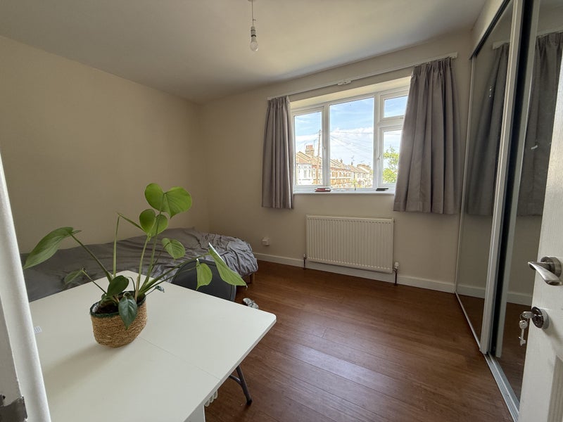 Room Holland Road in Greater London