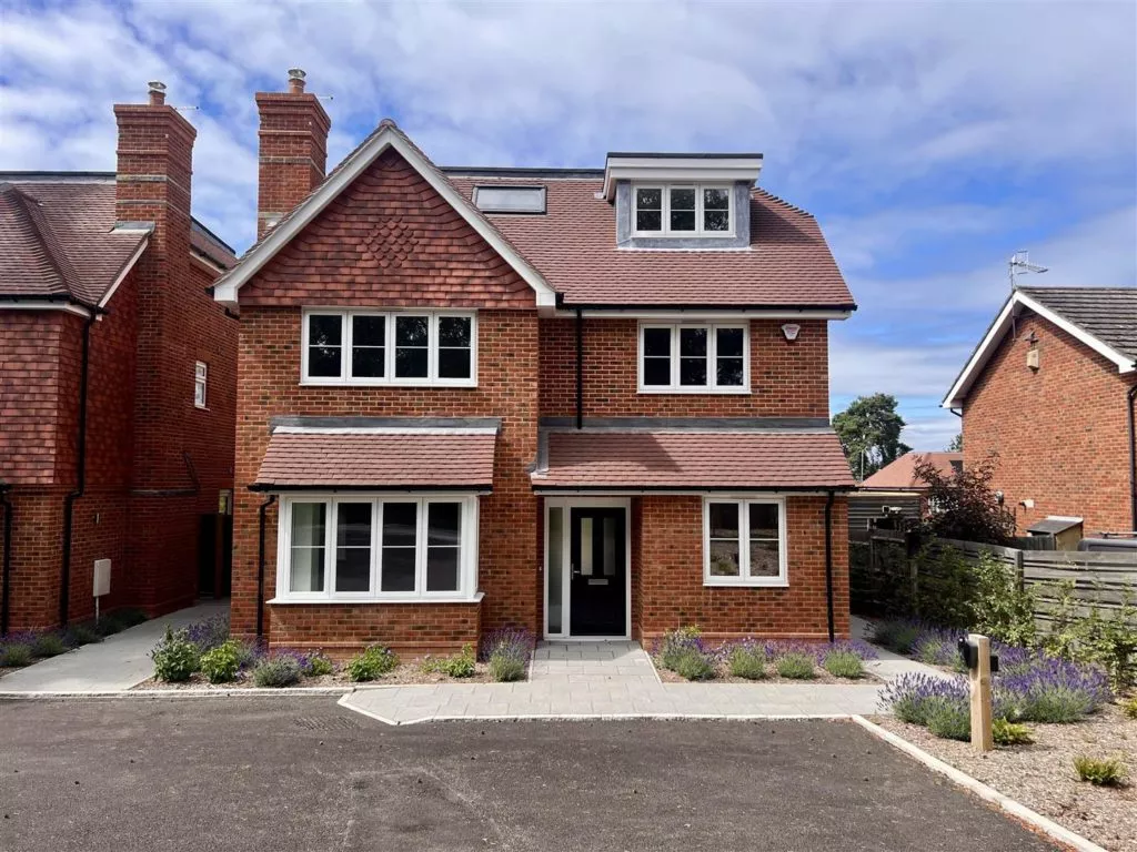 House Leatherhead Road in Mole Valley