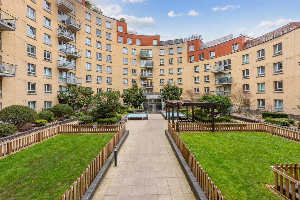 Flat Eden Grove in Greater London