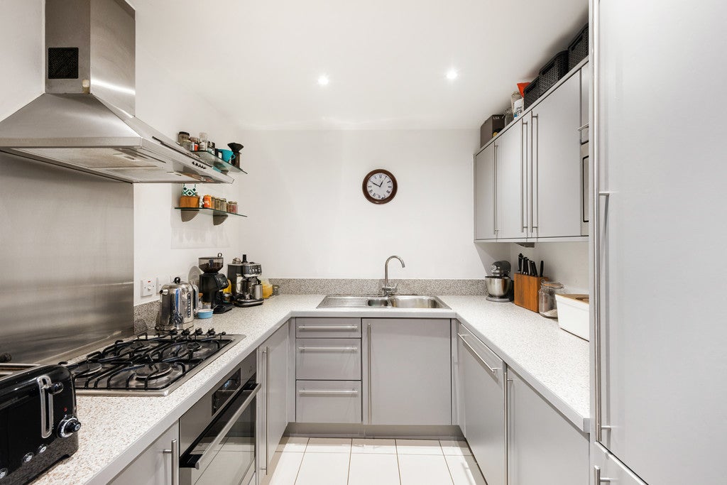 Flat Eden Grove in Greater London