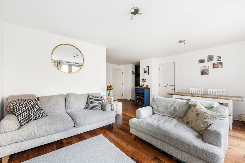 Flat Eden Grove in Greater London