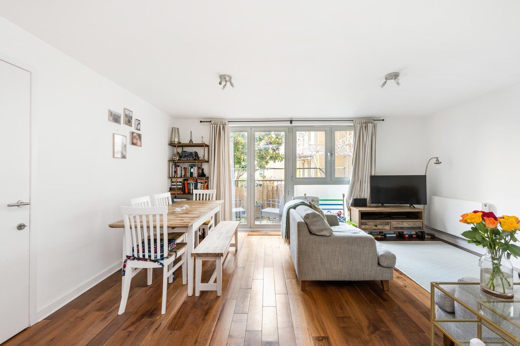 Flat Eden Grove in Greater London