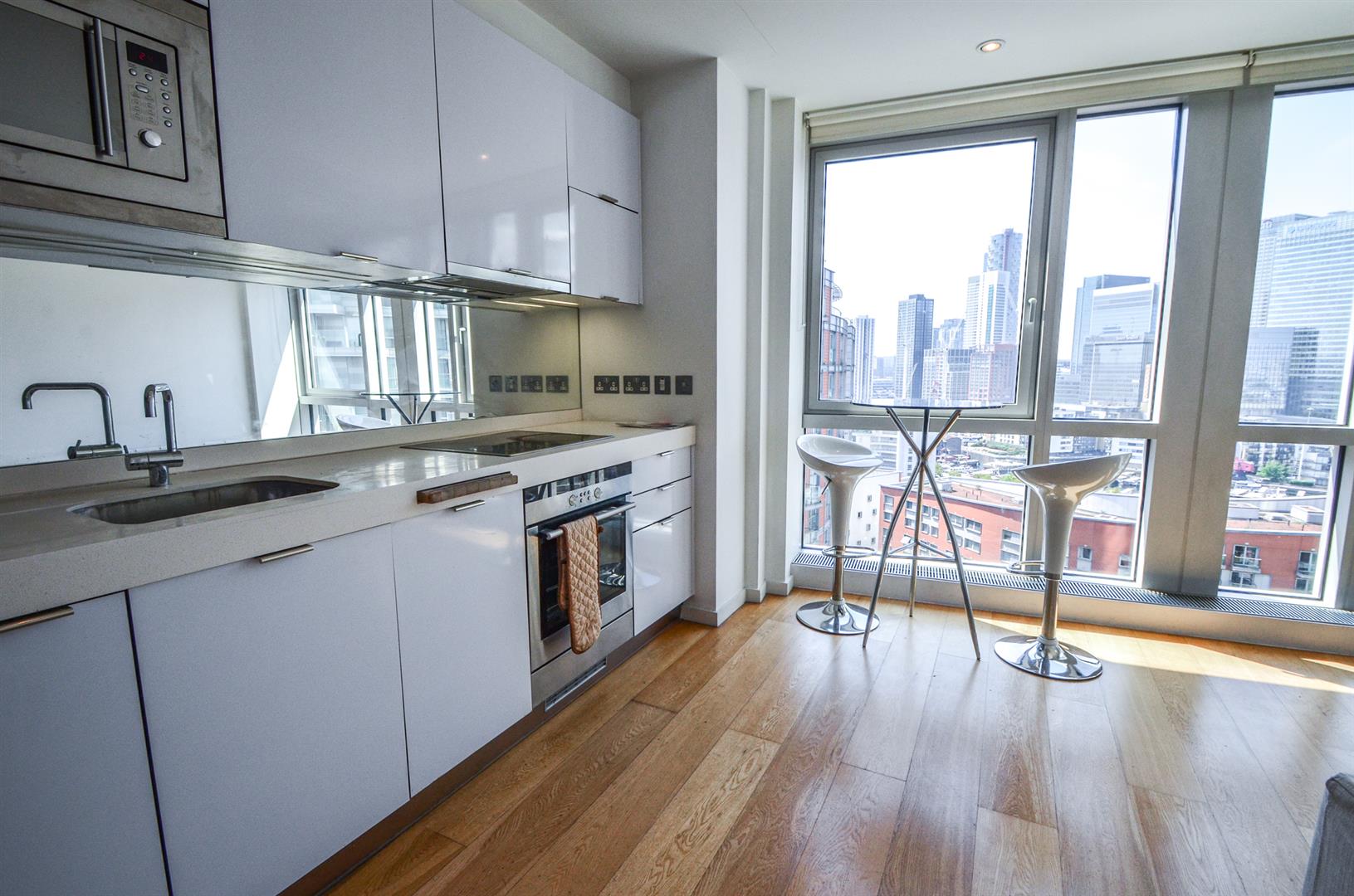 Flat Fairmont Avenue in Greater London
