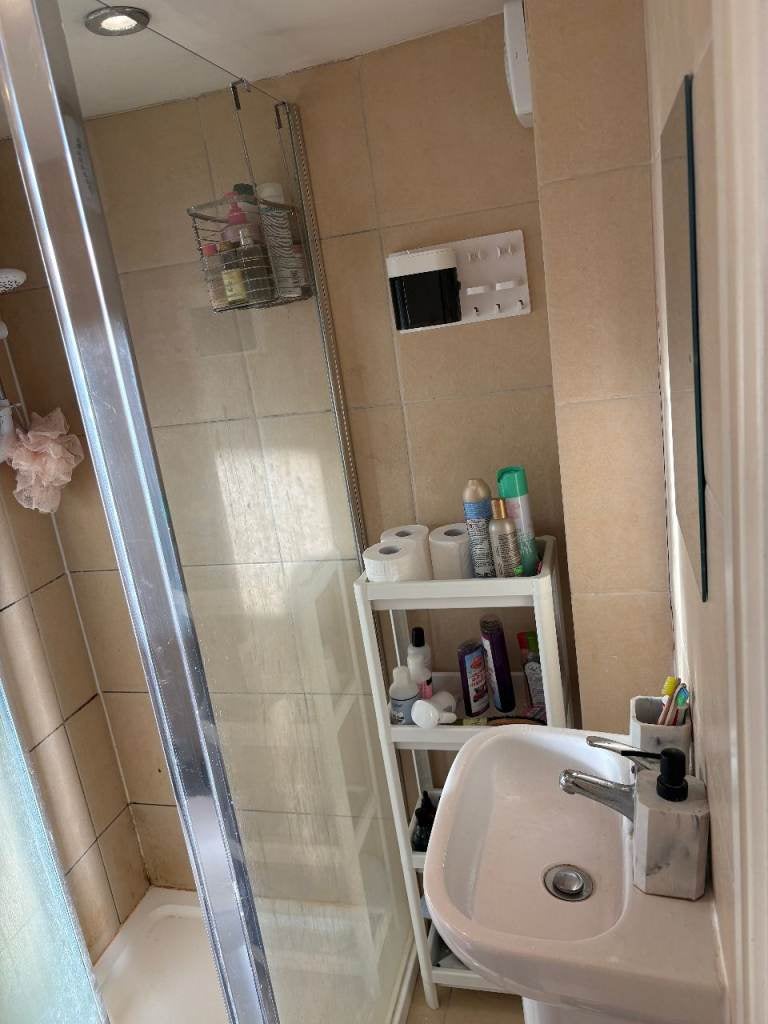 Room Kenton Road in Greater London