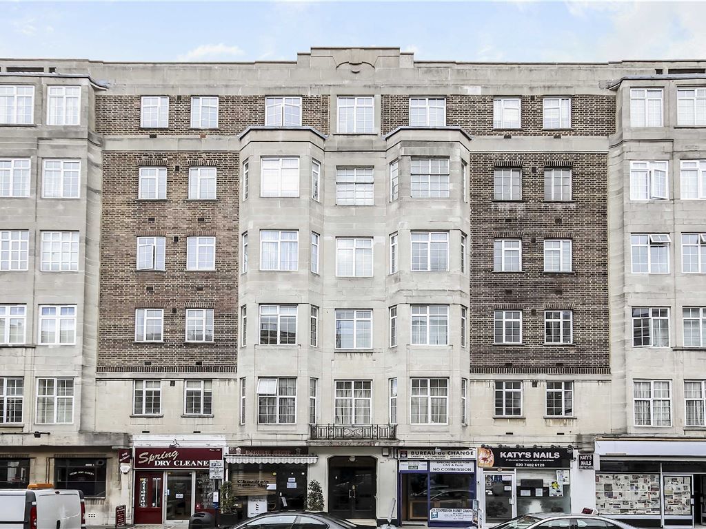 Flat Spring Street in City of Westminster