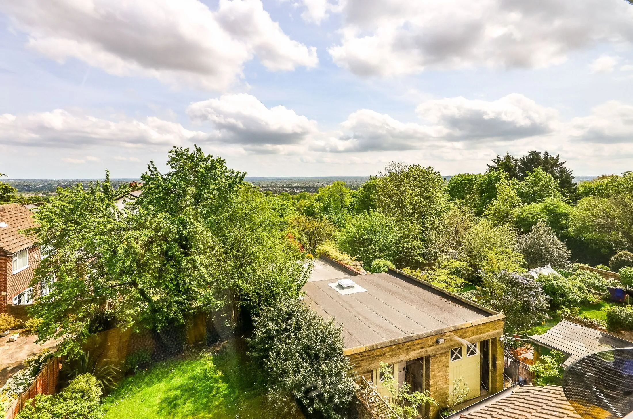 Flat Tudor Road in Greater London
