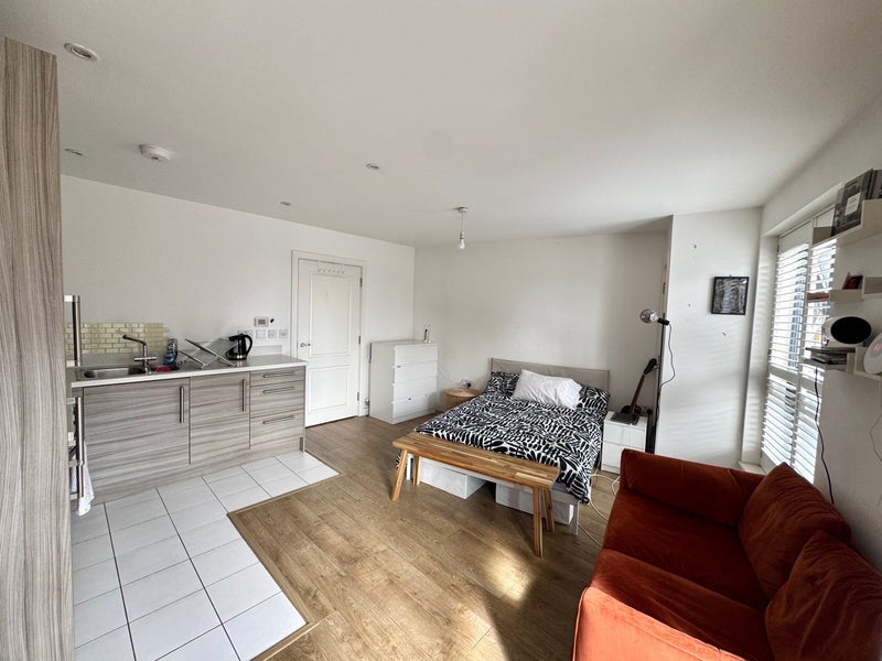 Flat Broadwater Road in Greater London