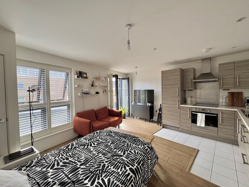 Flat Broadwater Road in Greater London