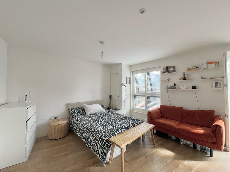 Flat Broadwater Road in Greater London
