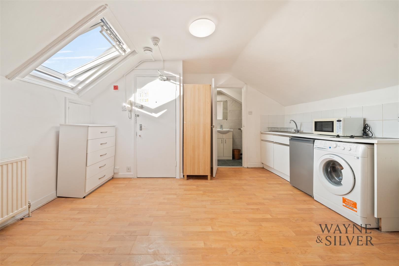 Flat Roderick Road in Greater London