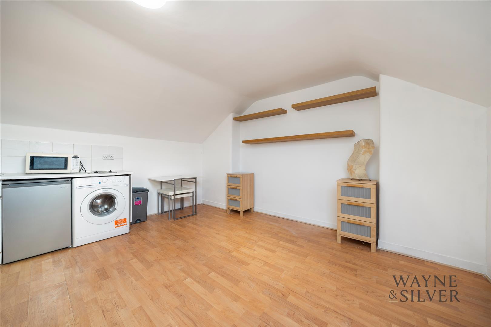 Flat Roderick Road in Greater London