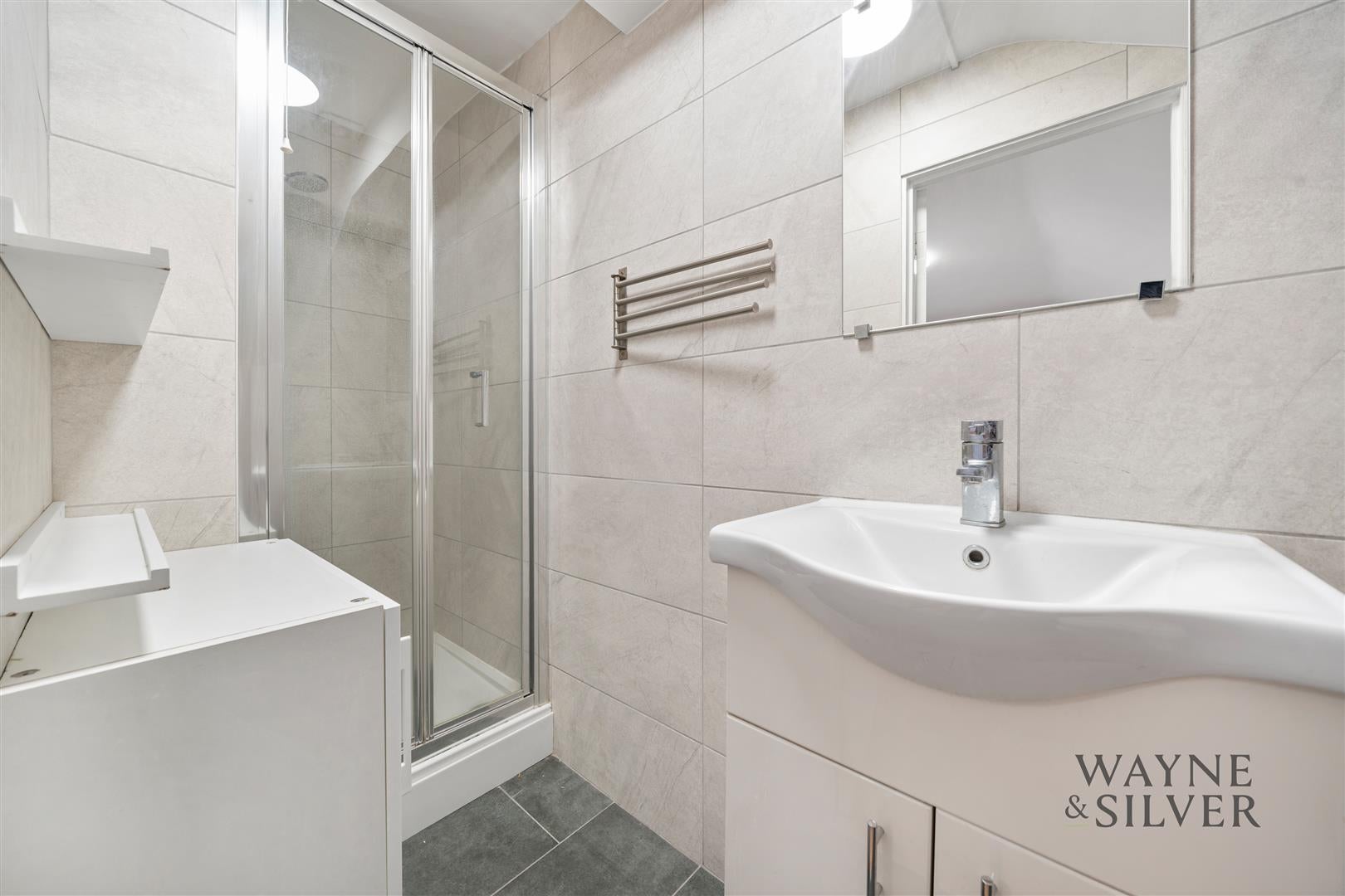 Flat Roderick Road in Greater London