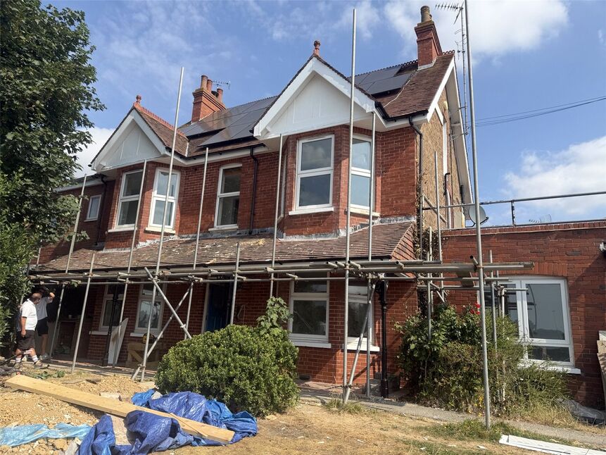 Flat Hawthorn Road in Arun
