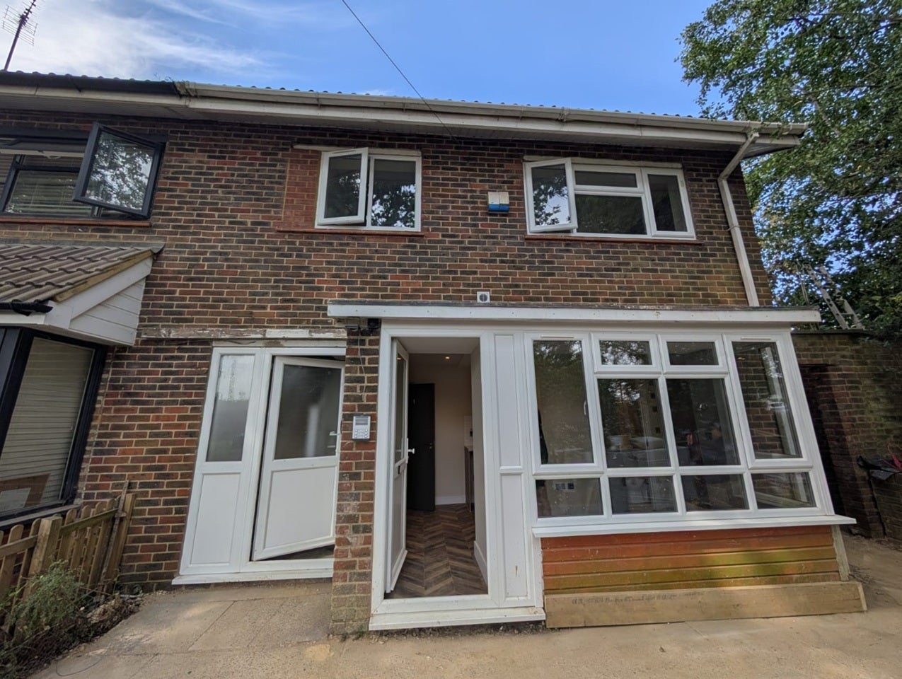 Room Dickens Road in Crawley