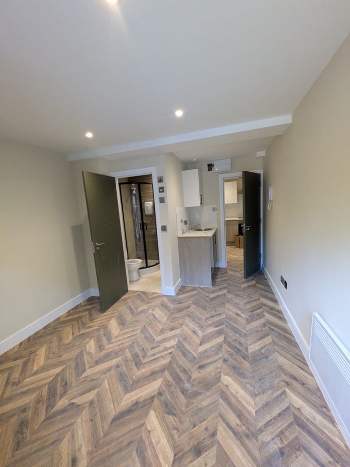 Room Dickens Road in Crawley