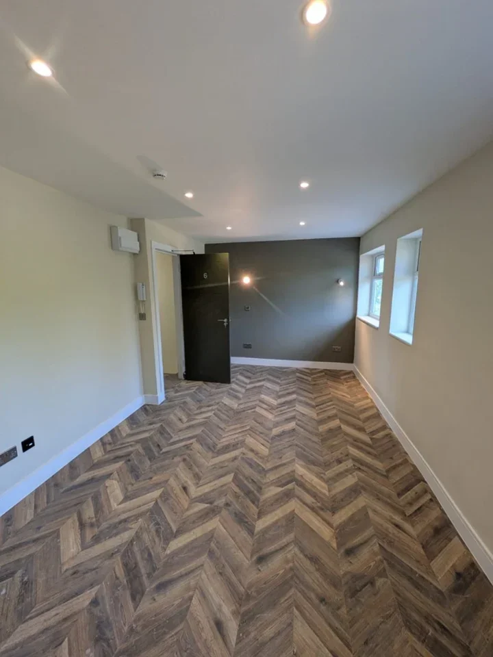 Room Dickens Road in Crawley
