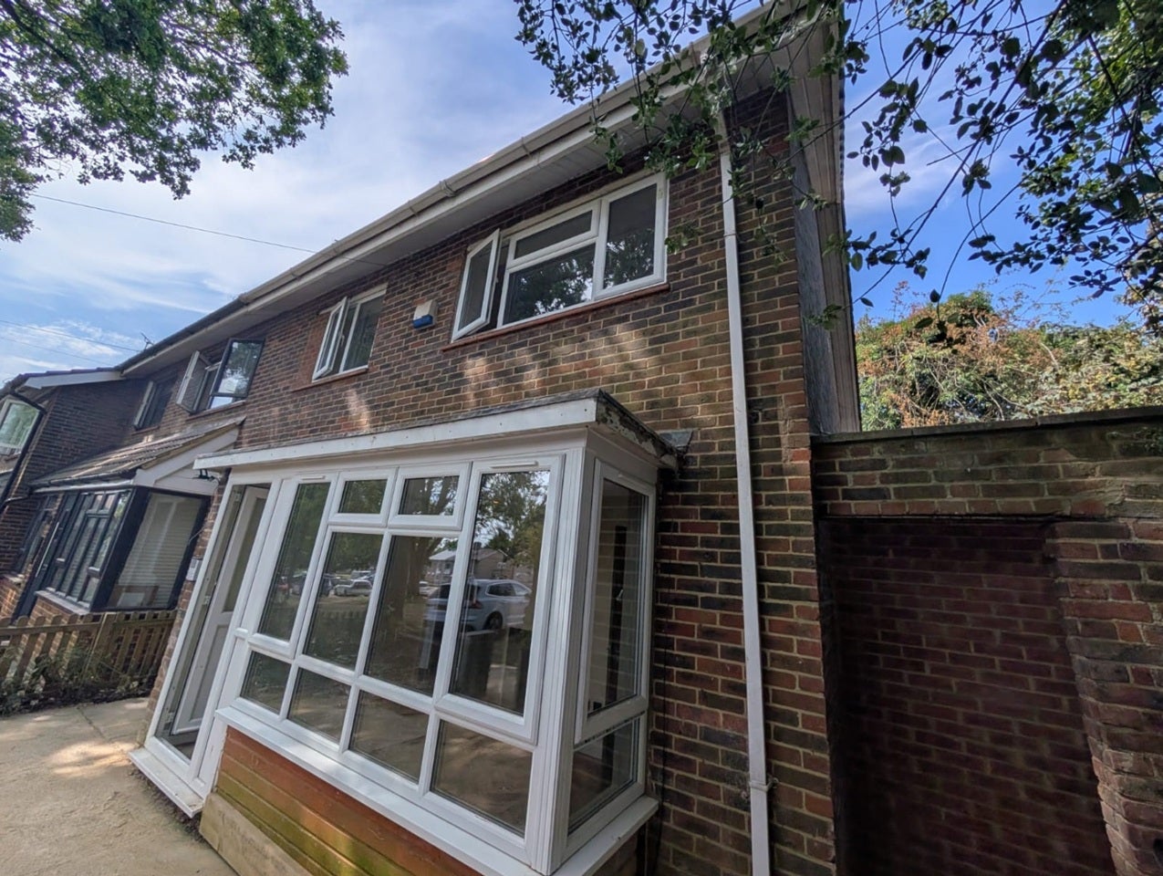 Room Dickens Road in Crawley