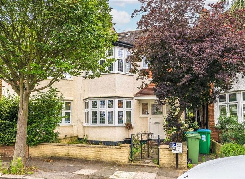 House West Park Avenue in Greater London