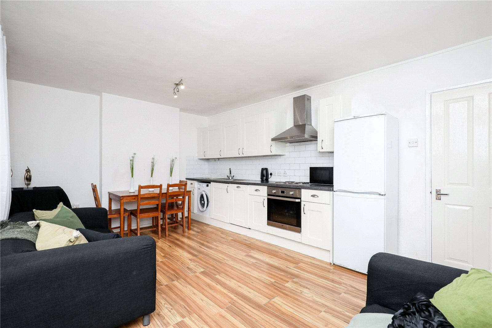 Flat Petersfield Rise in Greater London