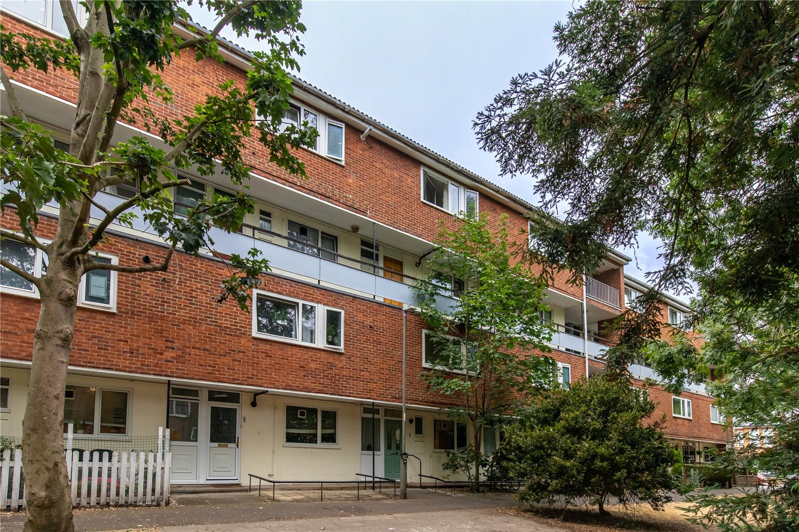 Flat Petersfield Rise in Greater London