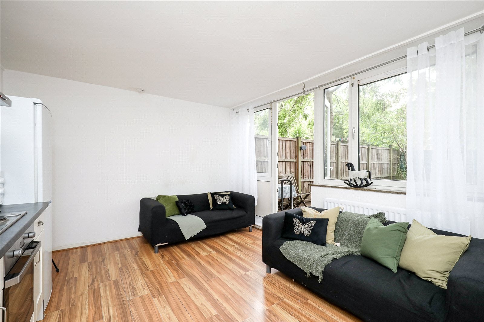 Flat Petersfield Rise in Greater London