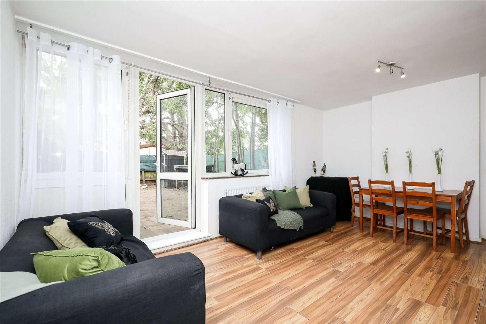 Flat Petersfield Rise in Greater London