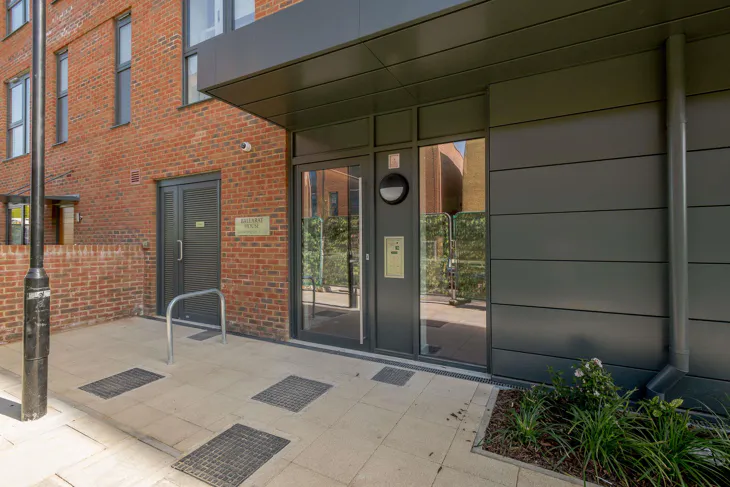 Flat Tewkesbury Road in Greater London