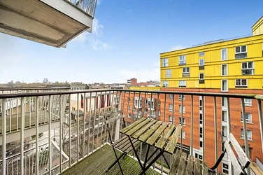 Flat Eden Grove in Greater London