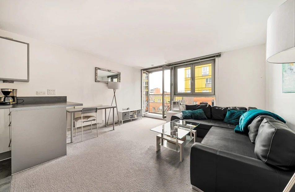 Flat Eden Grove in Greater London