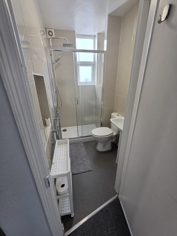 Room London Road in Greater London